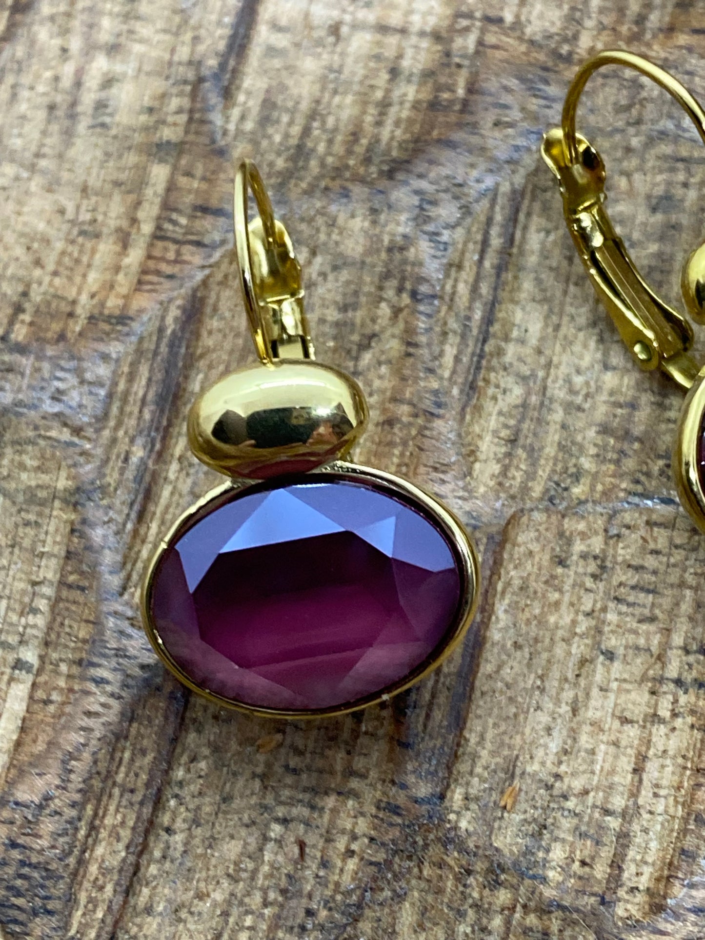 BOUCLES VIVINES ORNEES DE CRISTAUX SWAROVSKI BORDEAUX