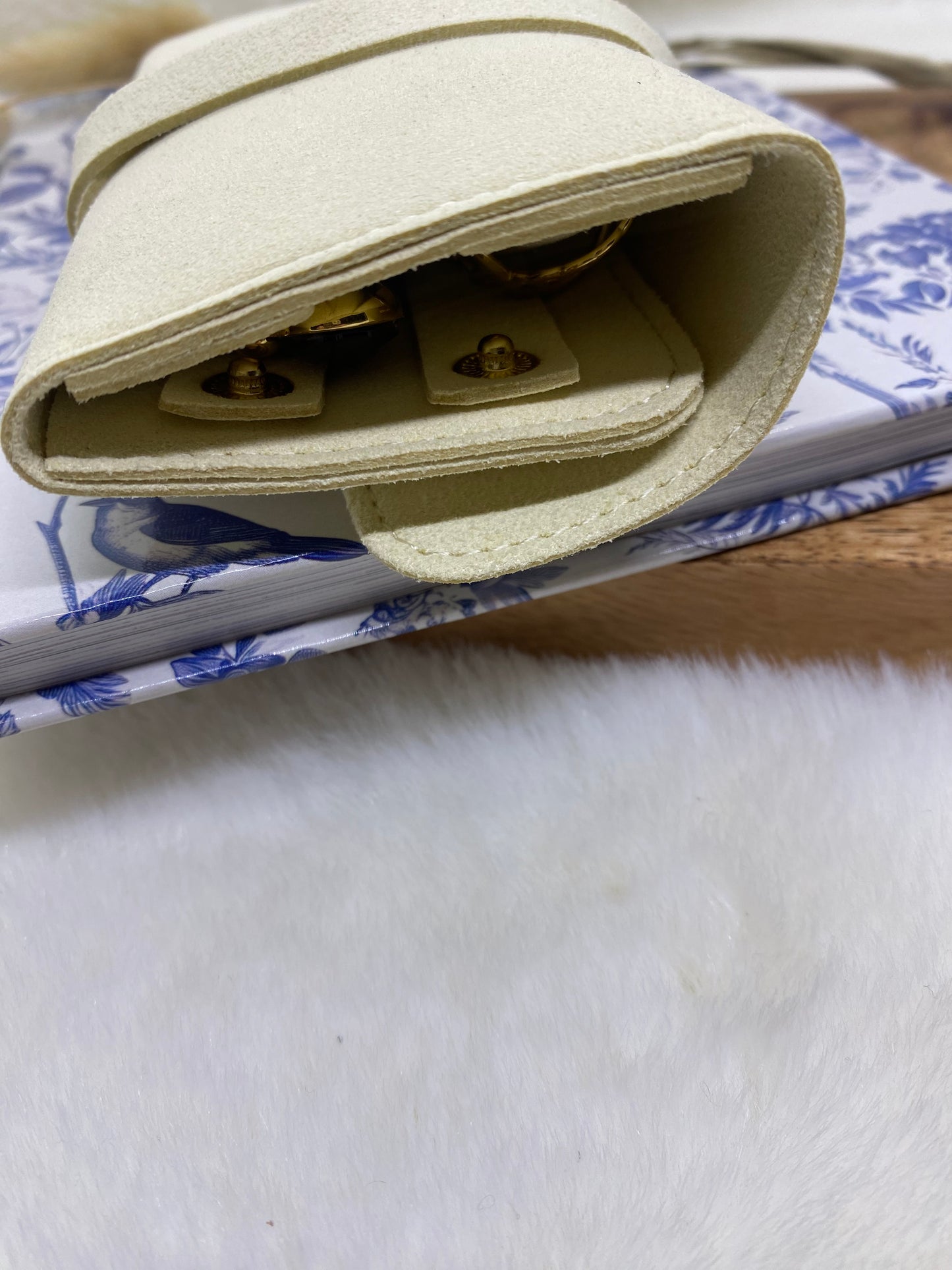 SAC RANGE BIJOUX EN SUEDINE ECRU