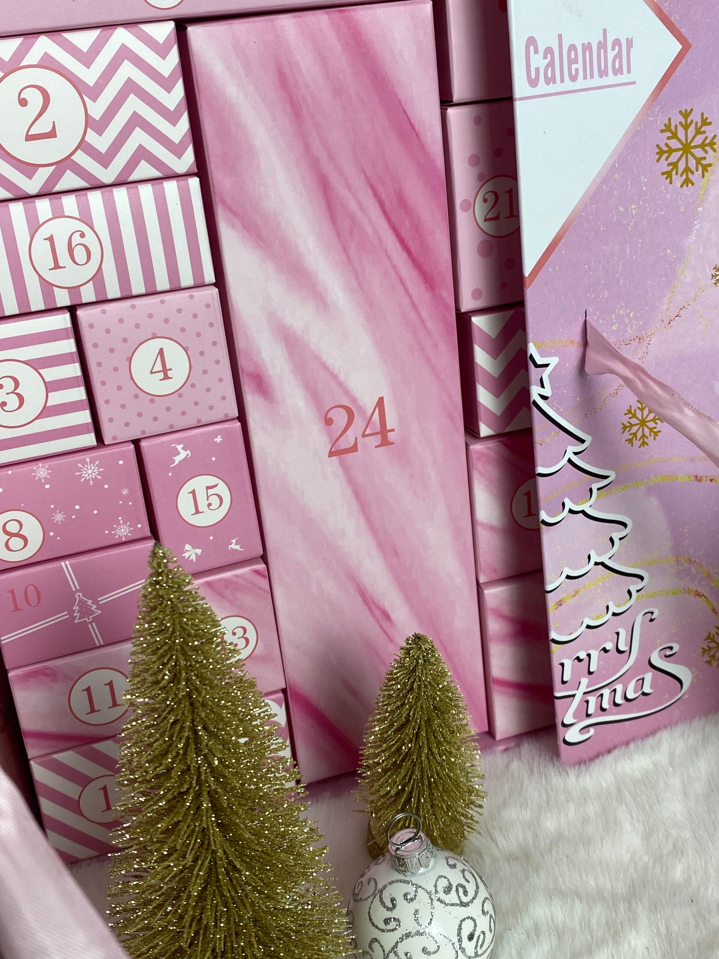 BIJOUX : CALENDRIER DE L'AVENT 24 CASES ( bagues , colliers , bracelets , BO, )