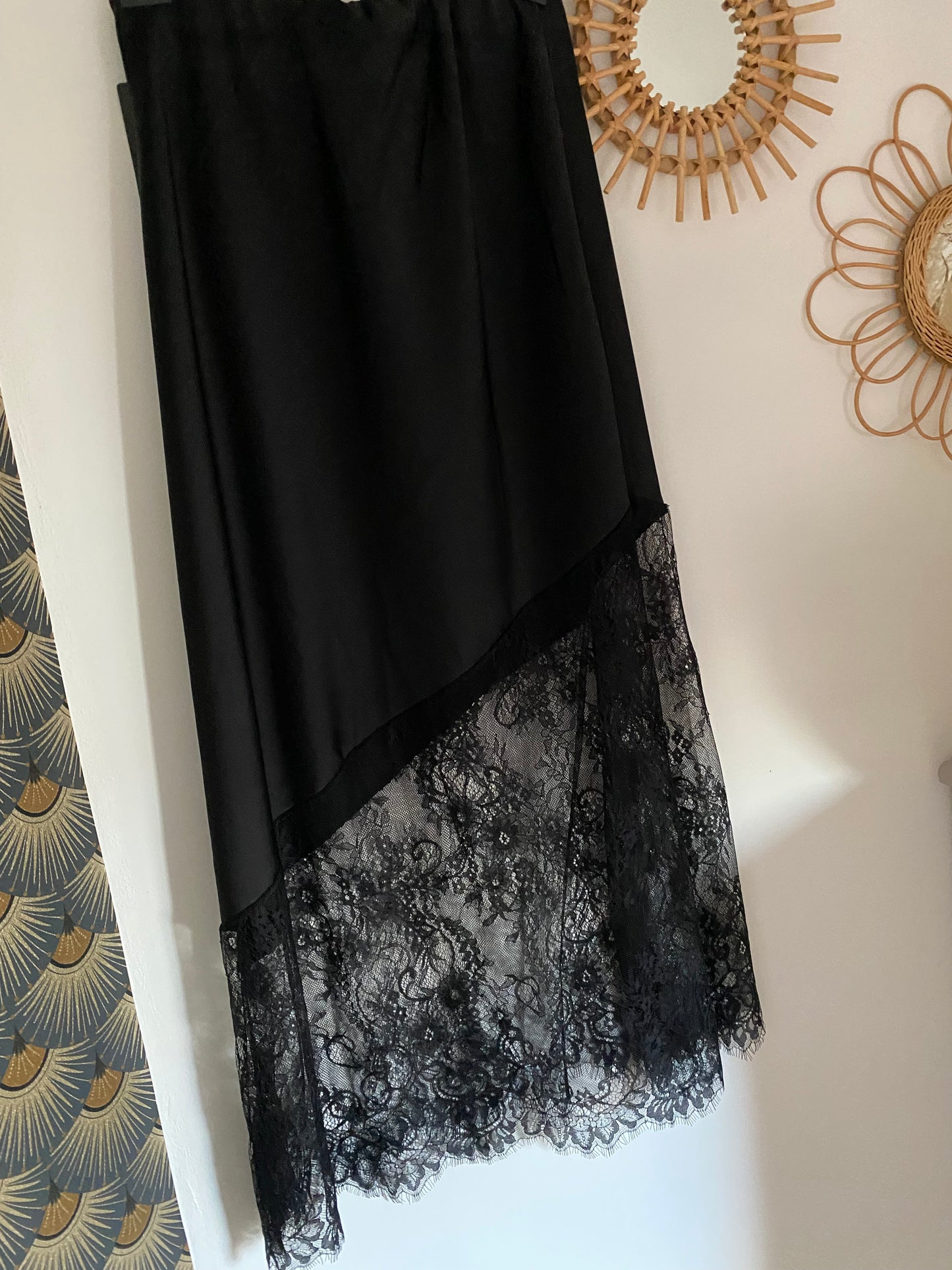 JUPE SATIN DENTELLE NOIRE TU 38/44