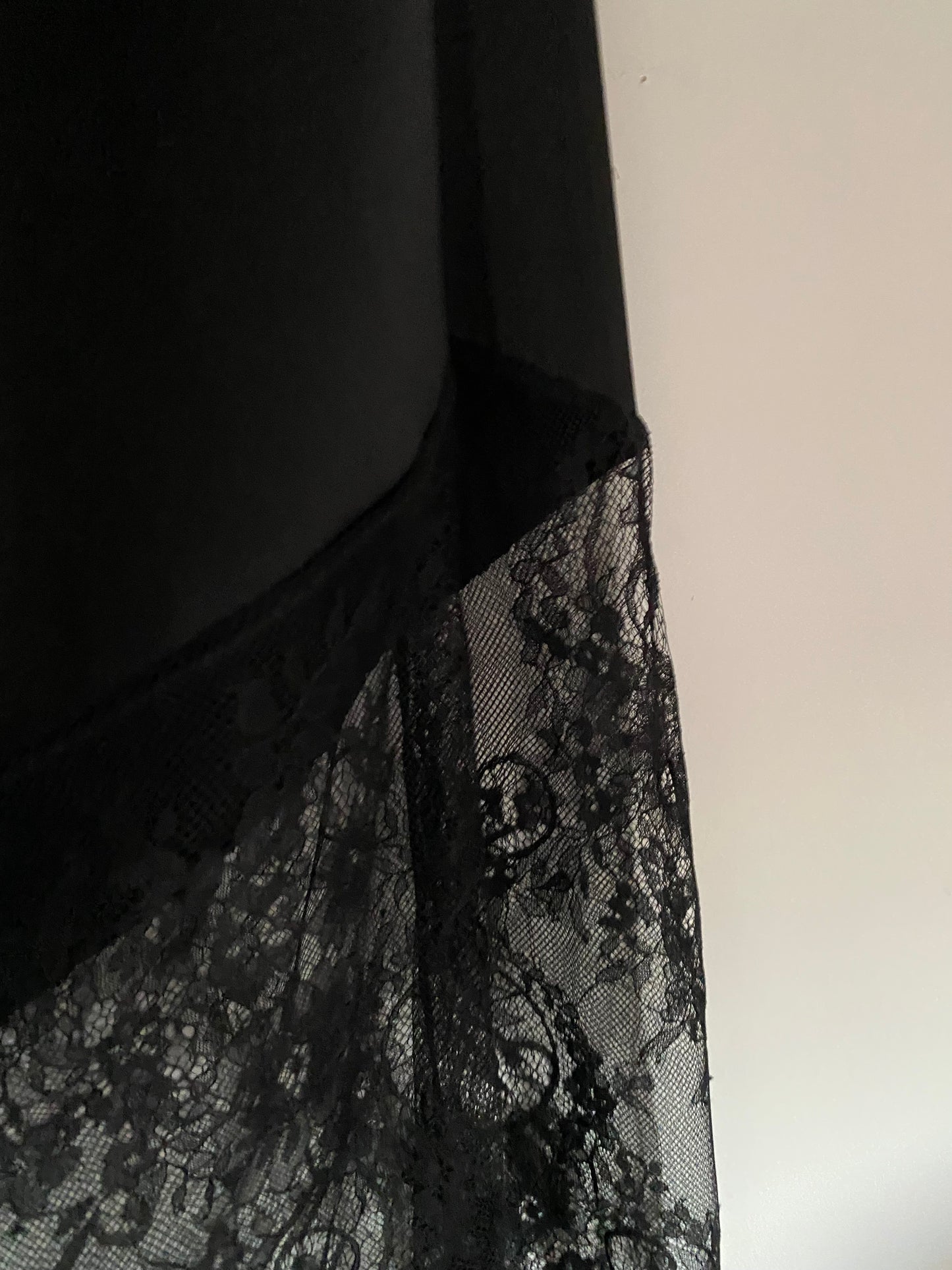 JUPE SATIN DENTELLE NOIRE TU 38/44
