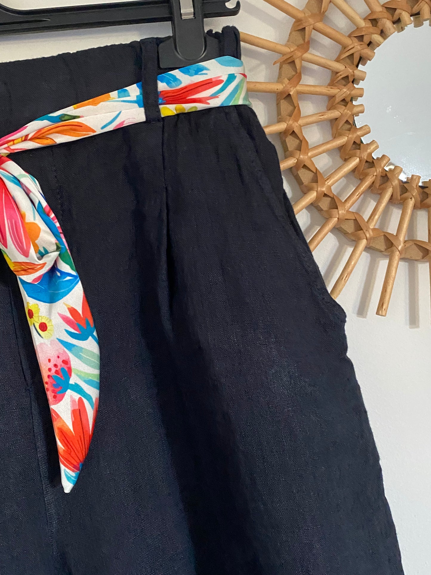 SHORT LIN CEINTURE FLORAL 36/42 petit 44 TROIS COULEURS ( BLEU , BLANC , ECRU )