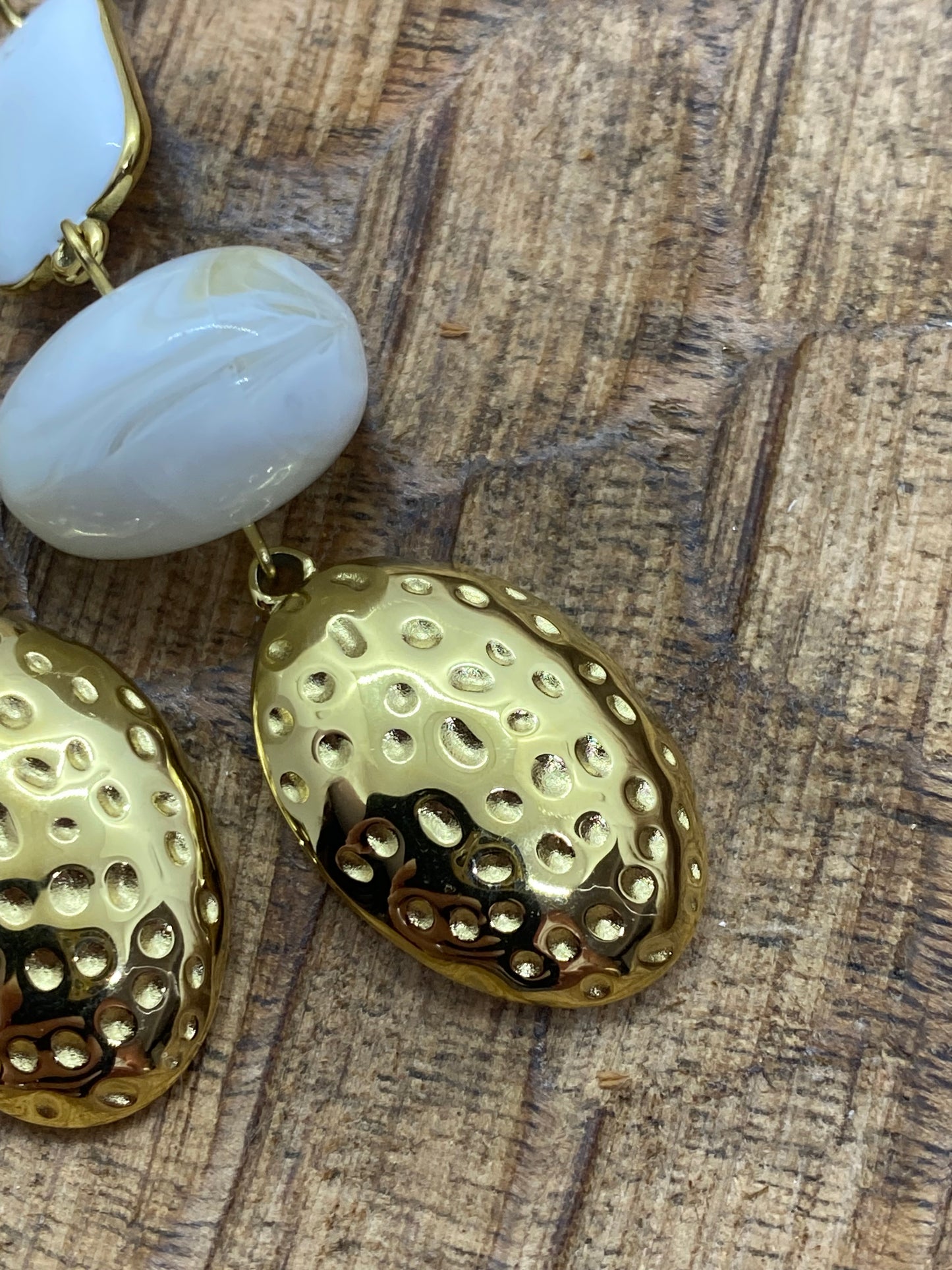 BOUCLES D'OREILLES AGLAE  BLANCHES  EMAIL ET ACIER INOXYDABLE