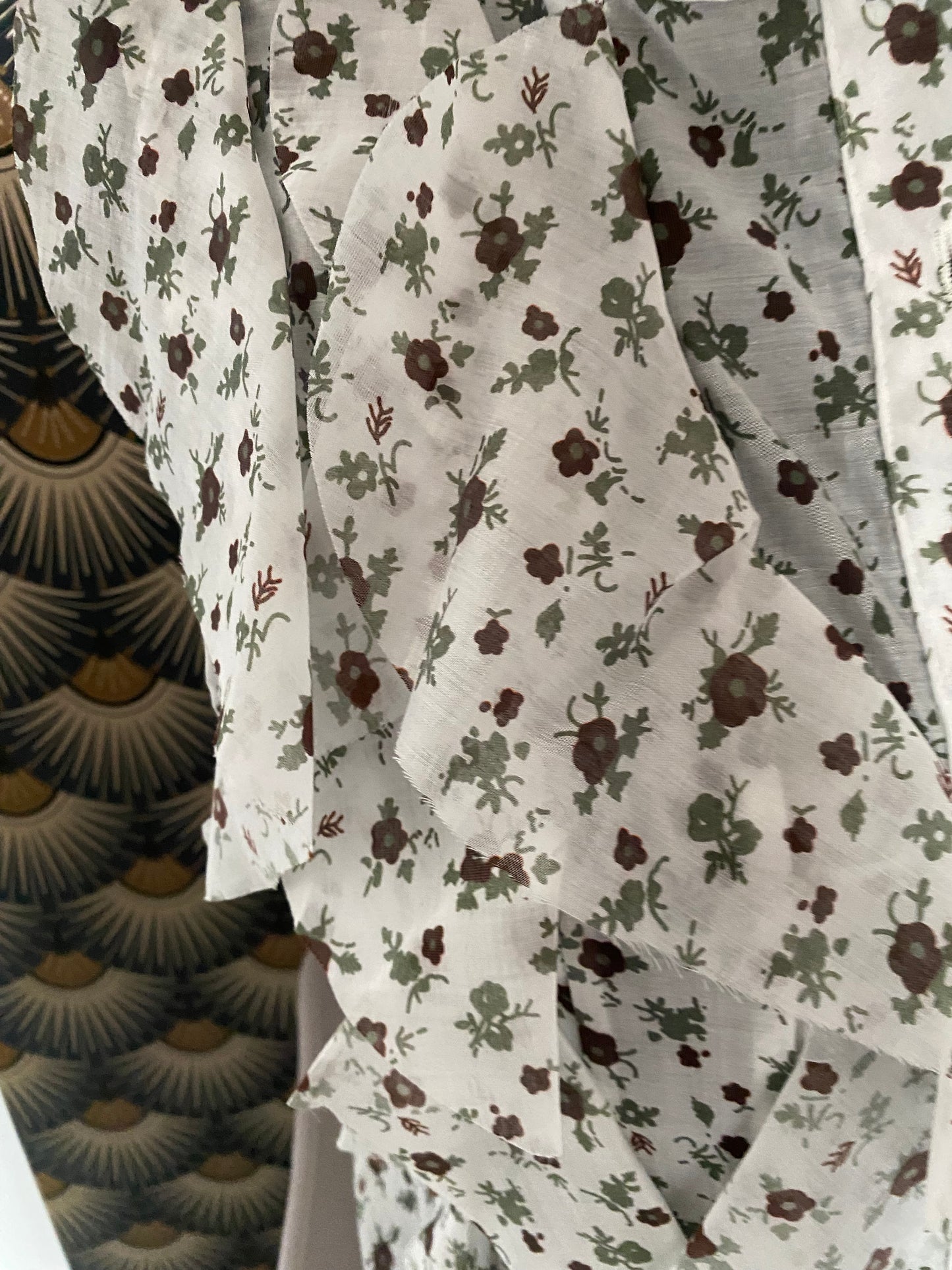 TOP FROUFROU BLANC FLEURS CHOCO ET KAKI  TU 36/42