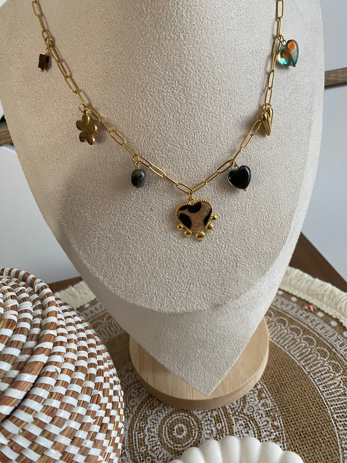 COLLIER BRELOQUES COEUR LEOPARD ET NOIRS   ACIER INOXYDABLE