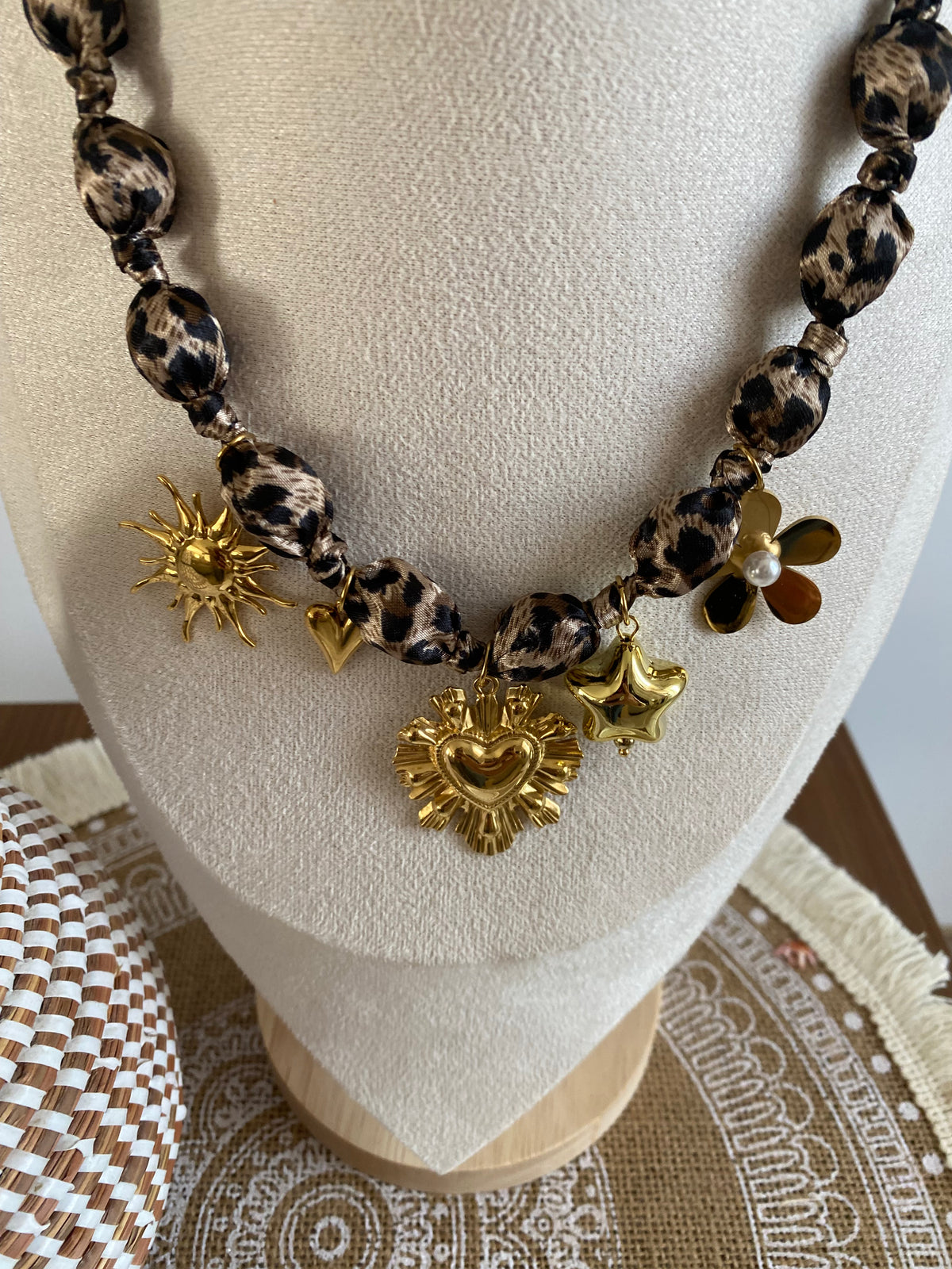 COLLIER LEOPARD  TISSU ET  ACIER INOXYDABLE
