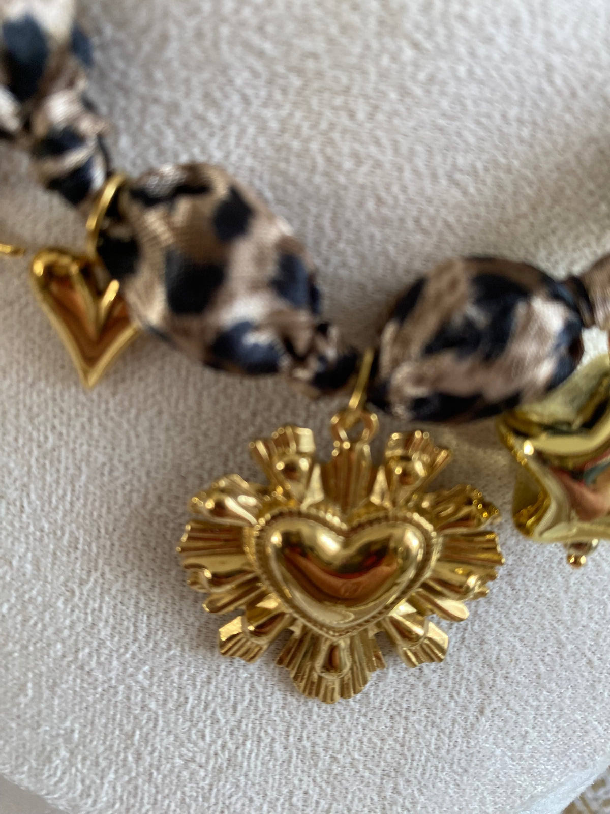 COLLIER LEOPARD  TISSU ET  ACIER INOXYDABLE