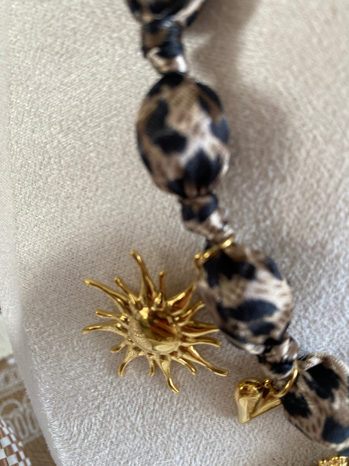 COLLIER LEOPARD  TISSU ET  ACIER INOXYDABLE