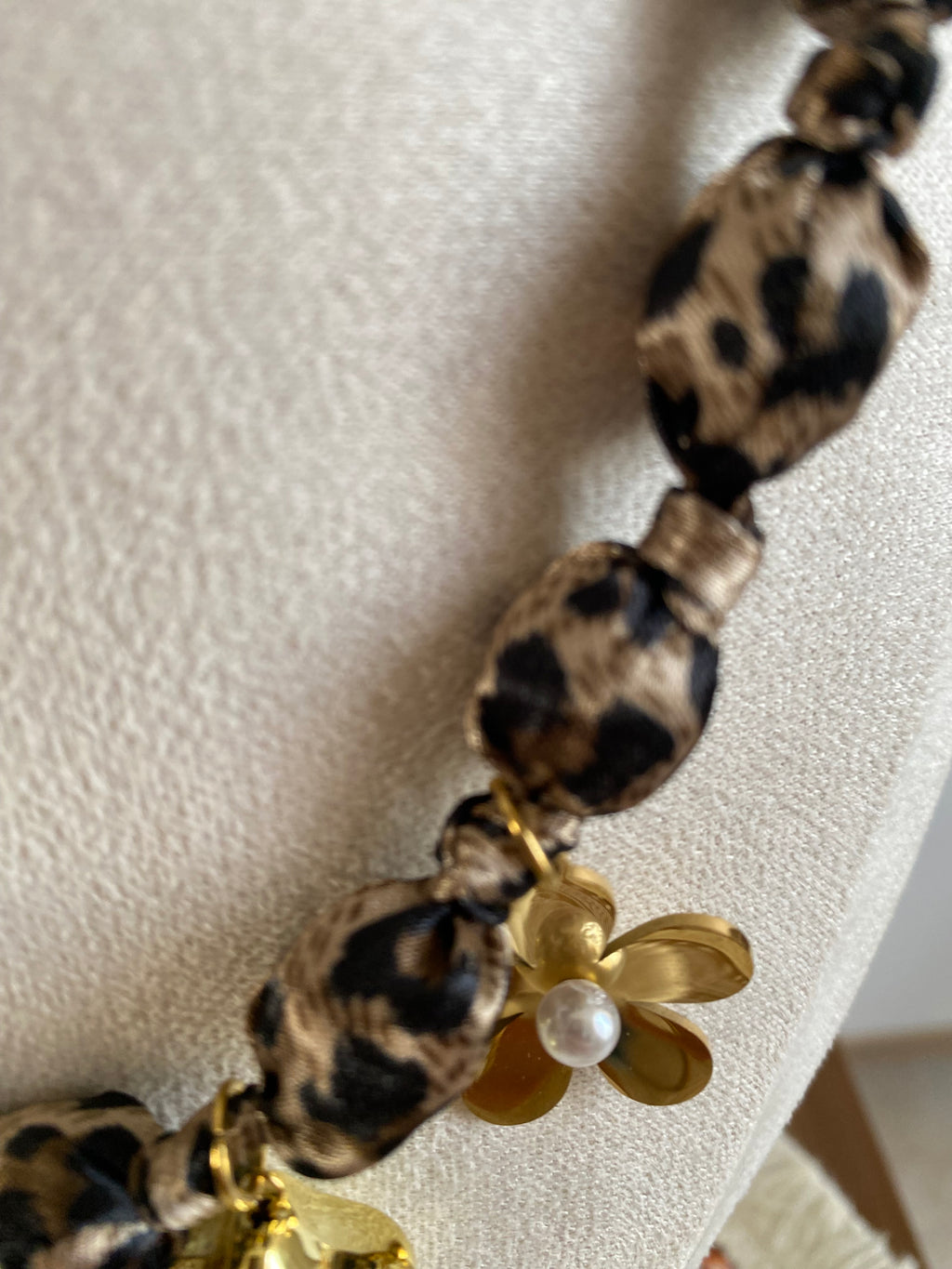 COLLIER LEOPARD  TISSU ET  ACIER INOXYDABLE