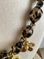 COLLIER LEOPARD  TISSU ET  ACIER INOXYDABLE