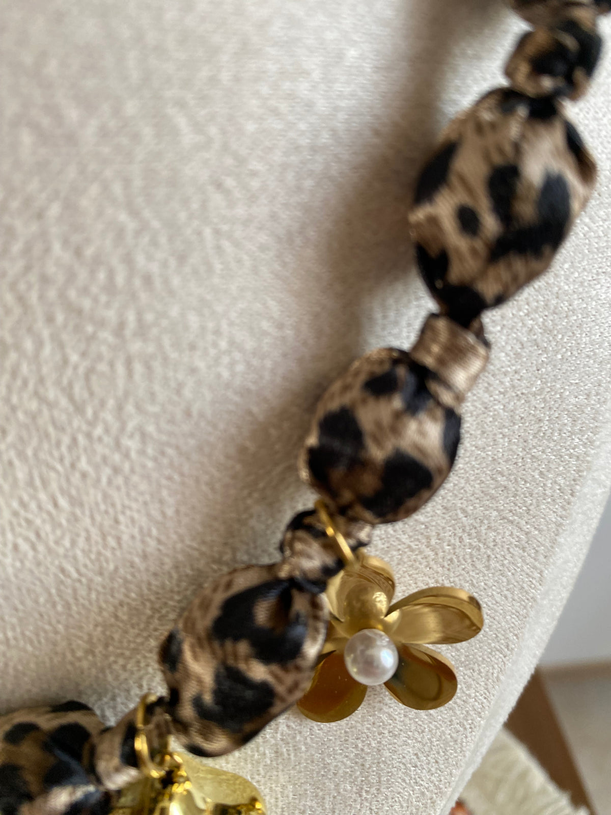 COLLIER LEOPARD  TISSU ET  ACIER INOXYDABLE