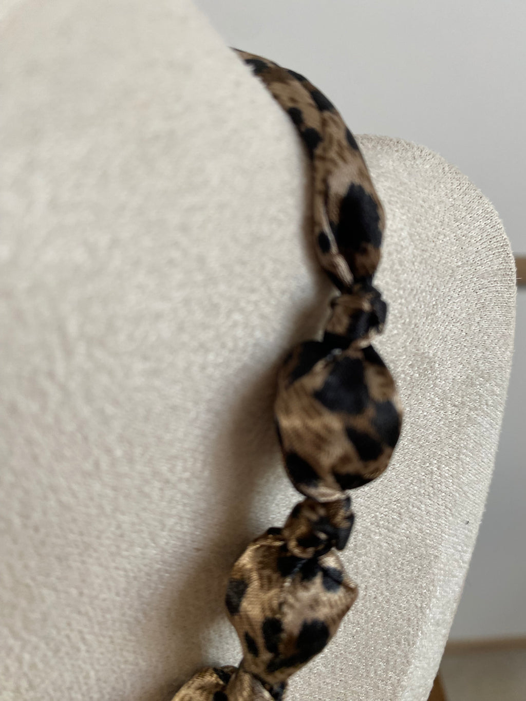 COLLIER LEOPARD  TISSU ET  ACIER INOXYDABLE