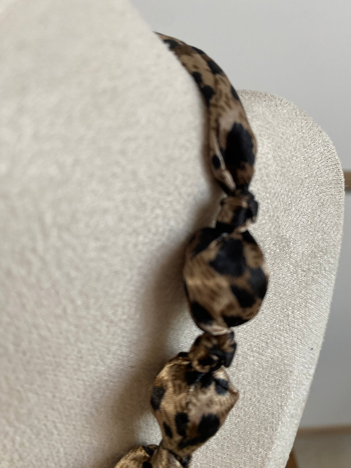 COLLIER LEOPARD  TISSU ET  ACIER INOXYDABLE