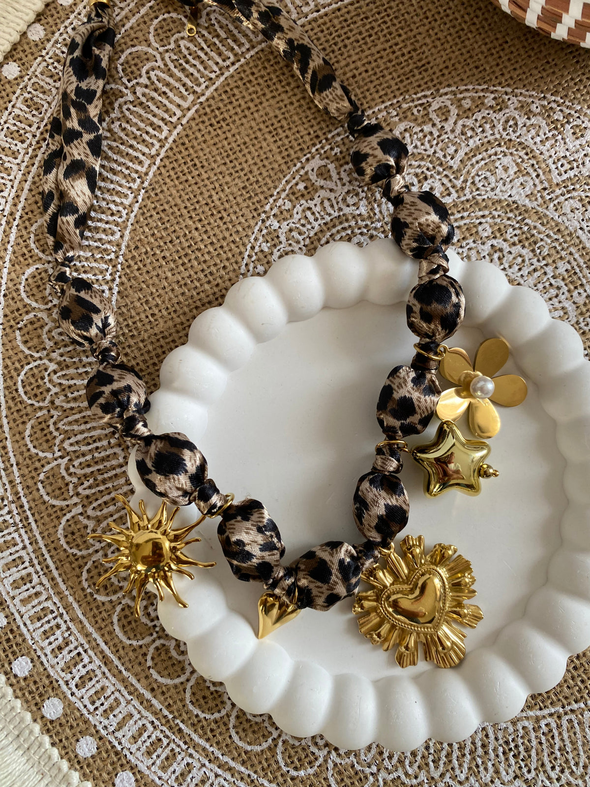 COLLIER LEOPARD  TISSU ET  ACIER INOXYDABLE