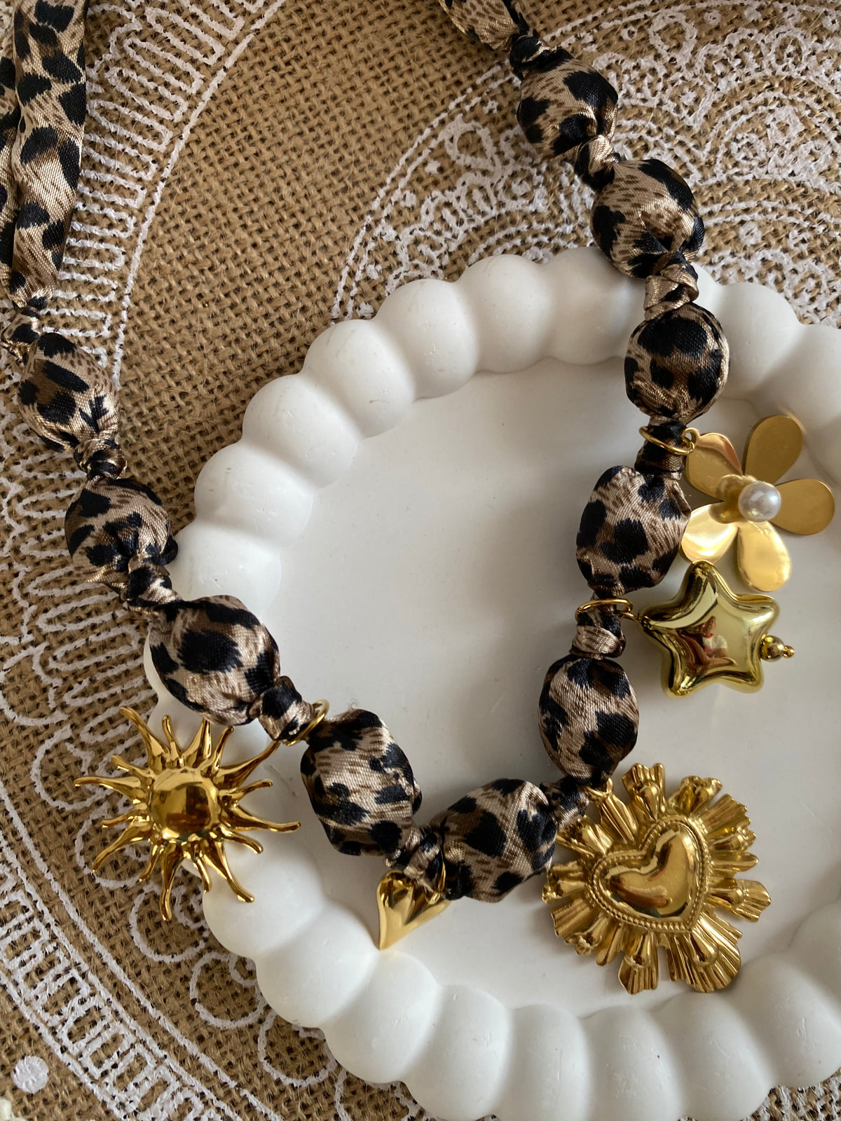 COLLIER LEOPARD  TISSU ET  ACIER INOXYDABLE