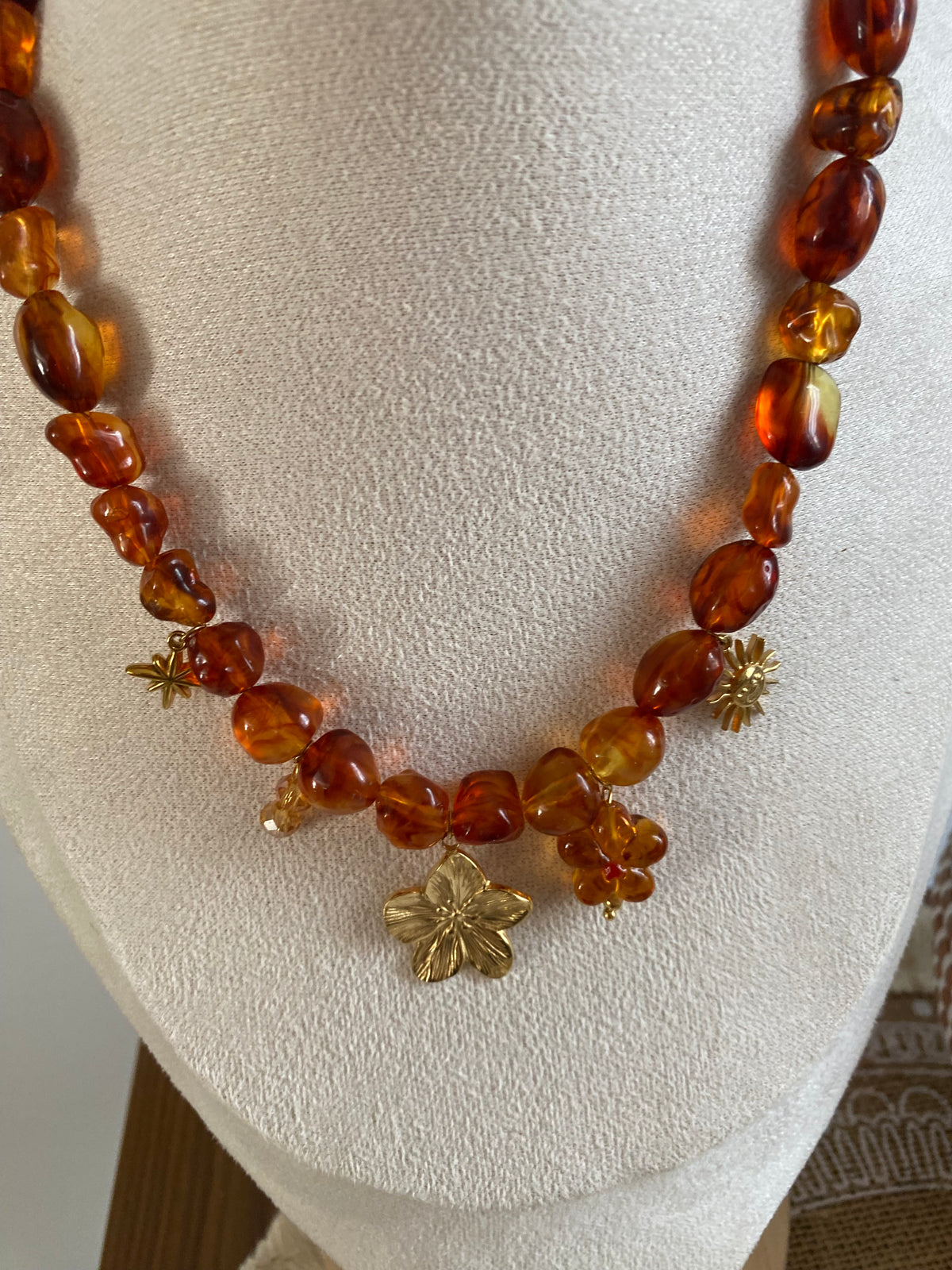 COLLIER RESINE AMBRE ET BRELOQUES FLEURS