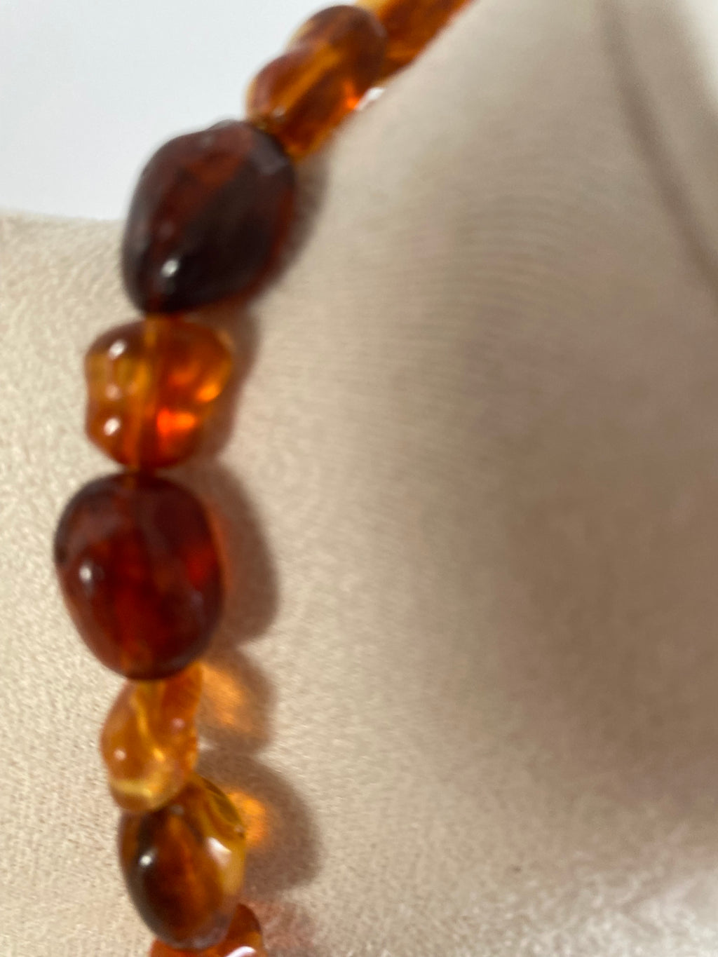 COLLIER RESINE AMBRE ET BRELOQUES FLEURS