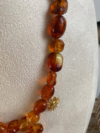 COLLIER RESINE AMBRE ET BRELOQUES FLEURS