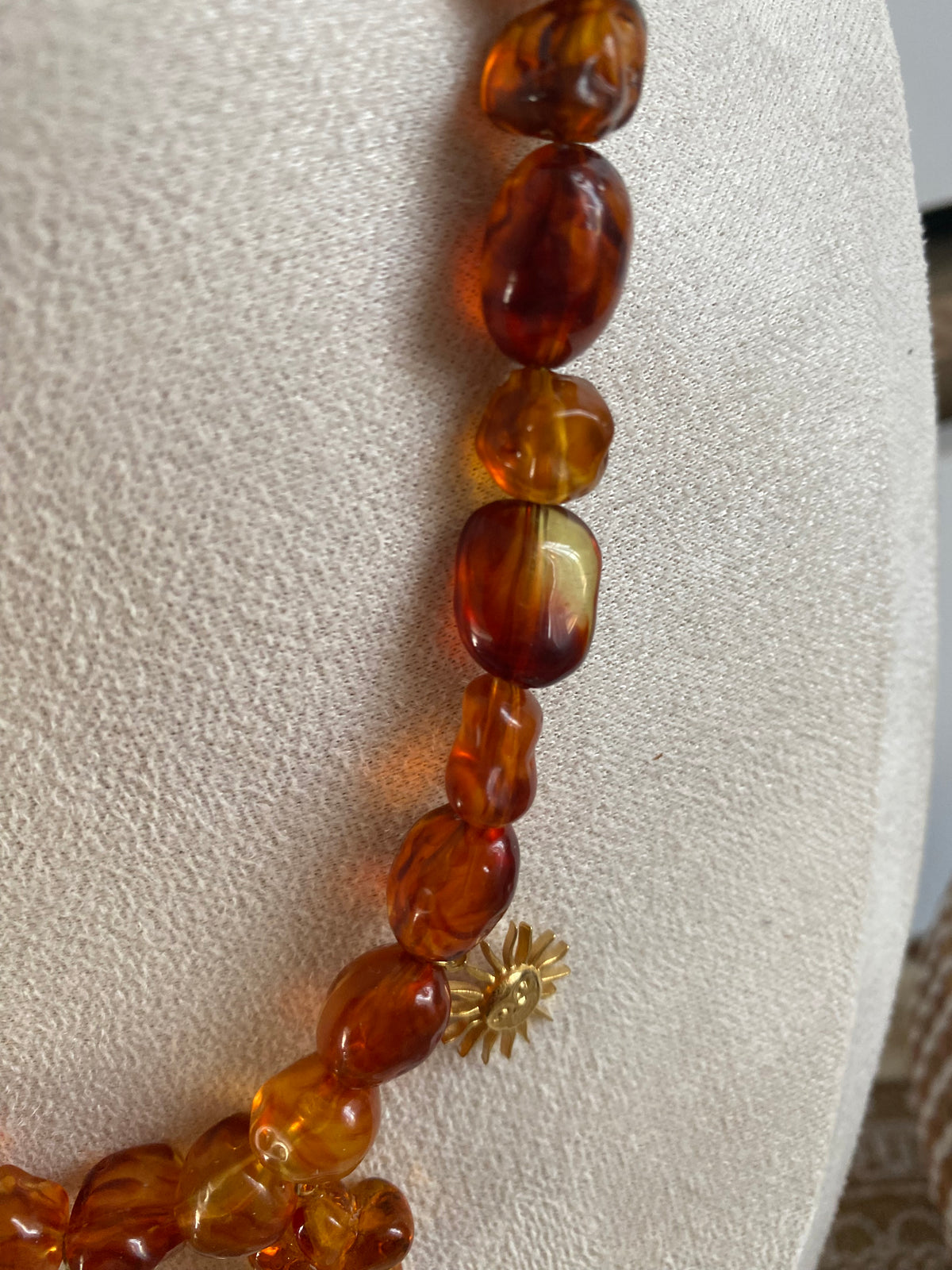 COLLIER RESINE AMBRE ET BRELOQUES FLEURS