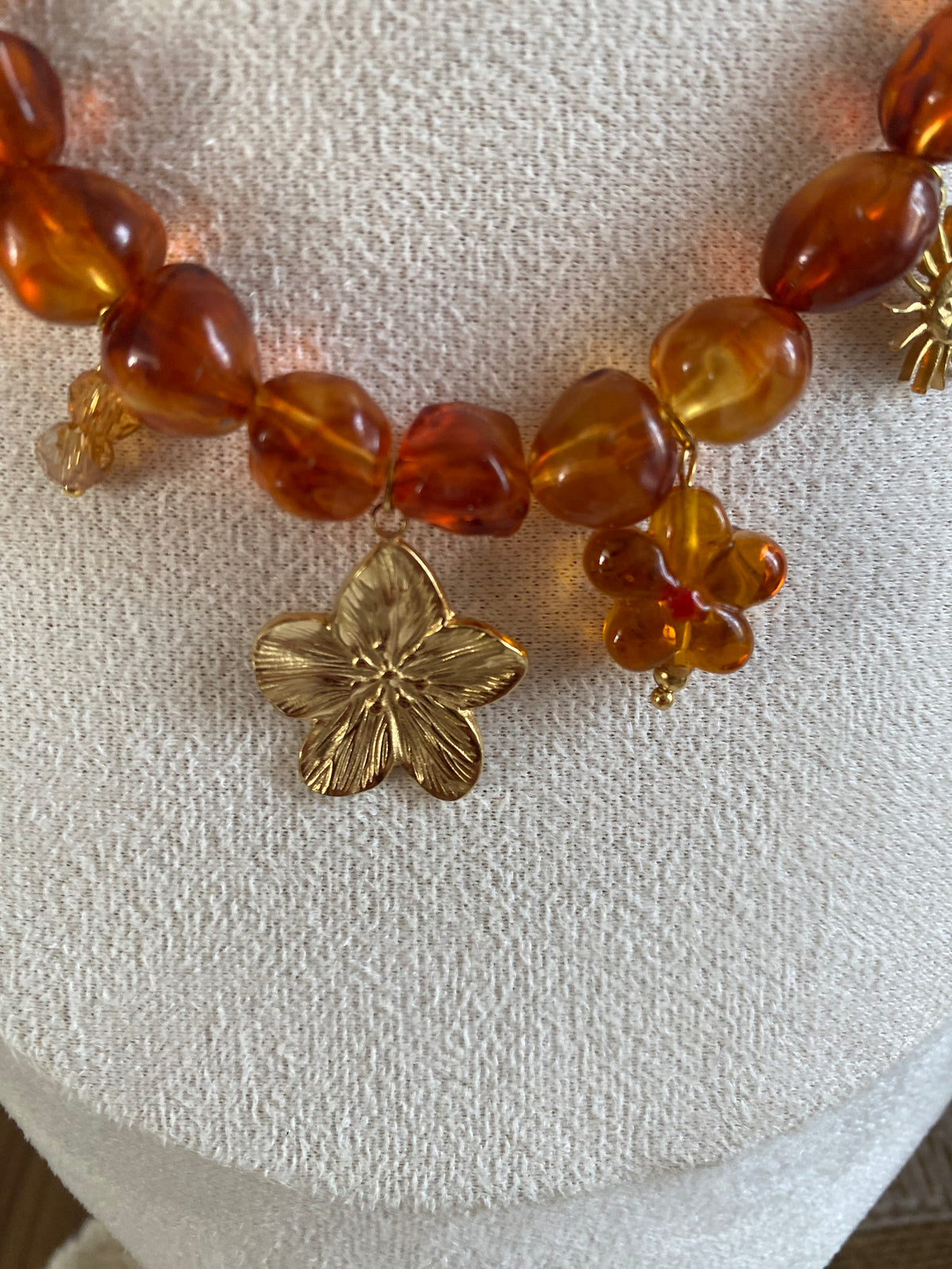 COLLIER RESINE AMBRE ET BRELOQUES FLEURS