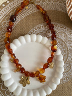 COLLIER RESINE AMBRE ET BRELOQUES FLEURS