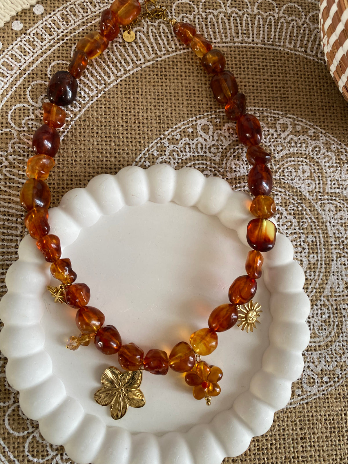 COLLIER RESINE AMBRE ET BRELOQUES FLEURS