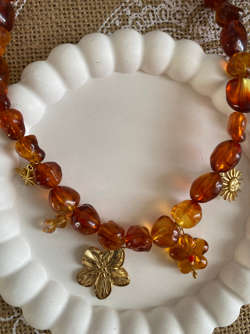 COLLIER RESINE AMBRE ET BRELOQUES FLEURS