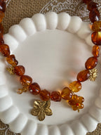 COLLIER RESINE AMBRE ET BRELOQUES FLEURS