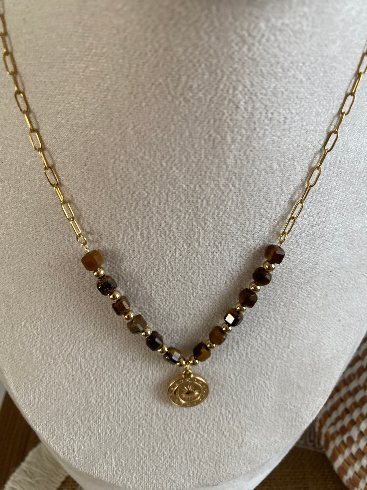COLLIER SOLEIL ET PIERRE NATURELLES OEIL DE TAUREAUX