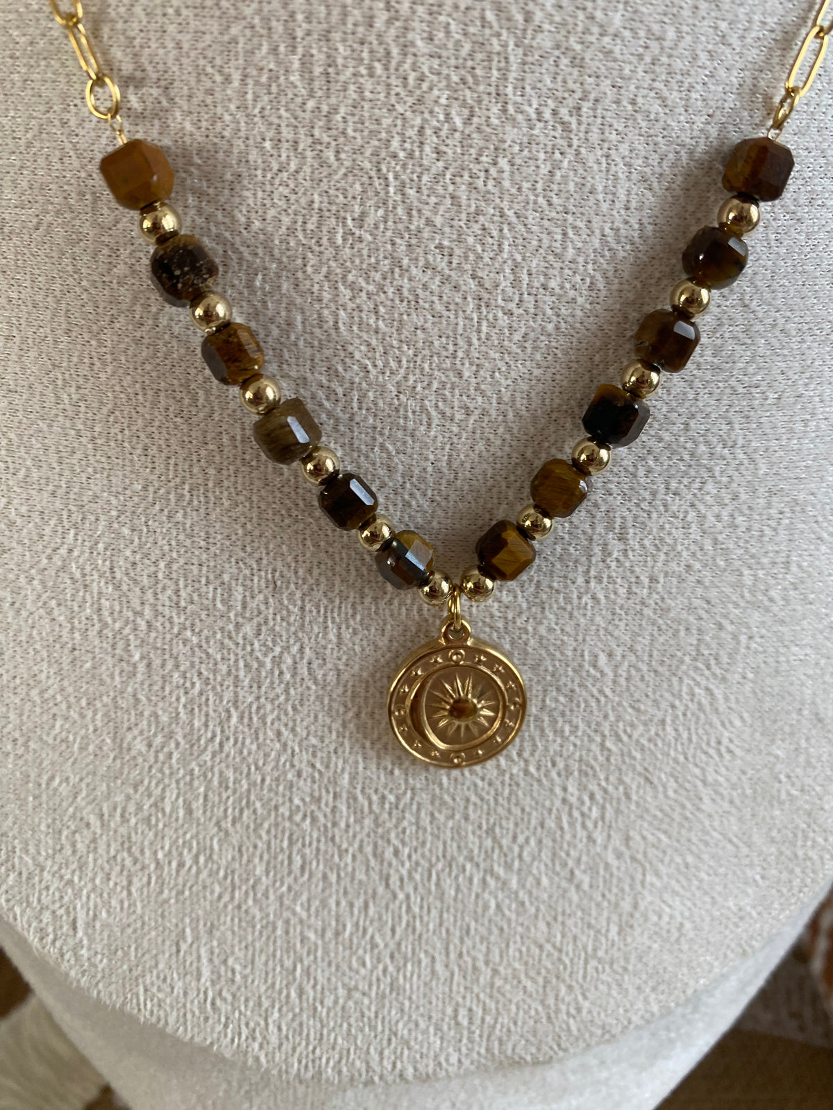 COLLIER SOLEIL ET PIERRE NATURELLES OEIL DE TAUREAUX