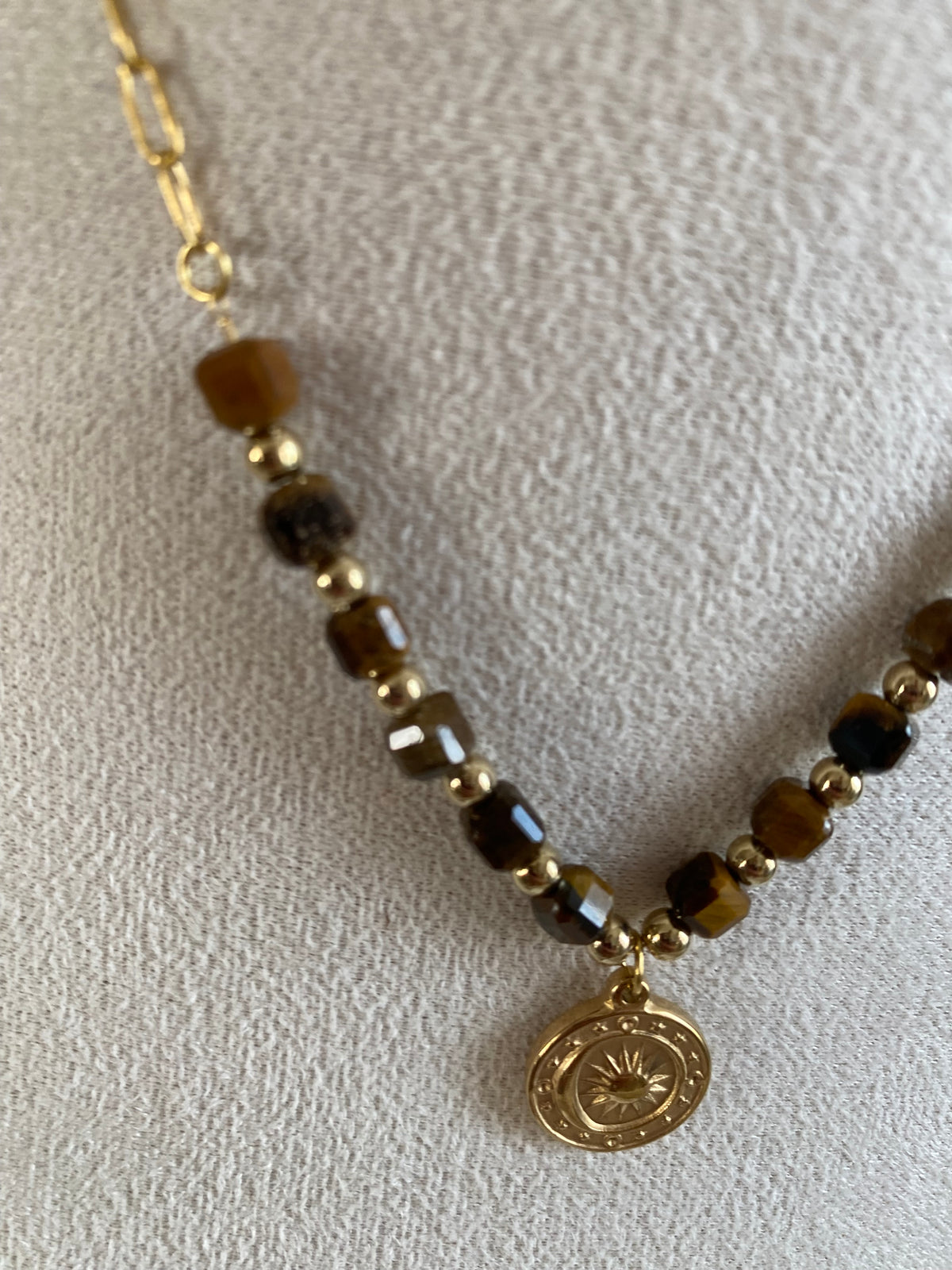 COLLIER SOLEIL ET PIERRE NATURELLES OEIL DE TAUREAUX