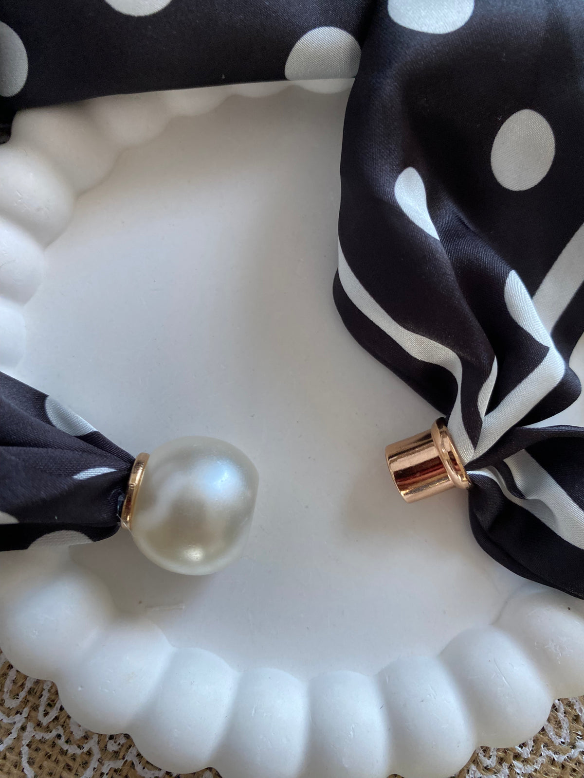 COLLIER FOULARD AIMANTE  A POIS