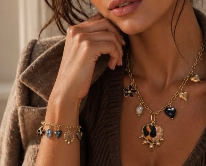 BRACELET BRELOQUES COEURS LEOPARD ET COEURS NOIRS