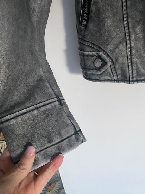 VESTE SIMILI CUIR GRISE    TAILLE:   S