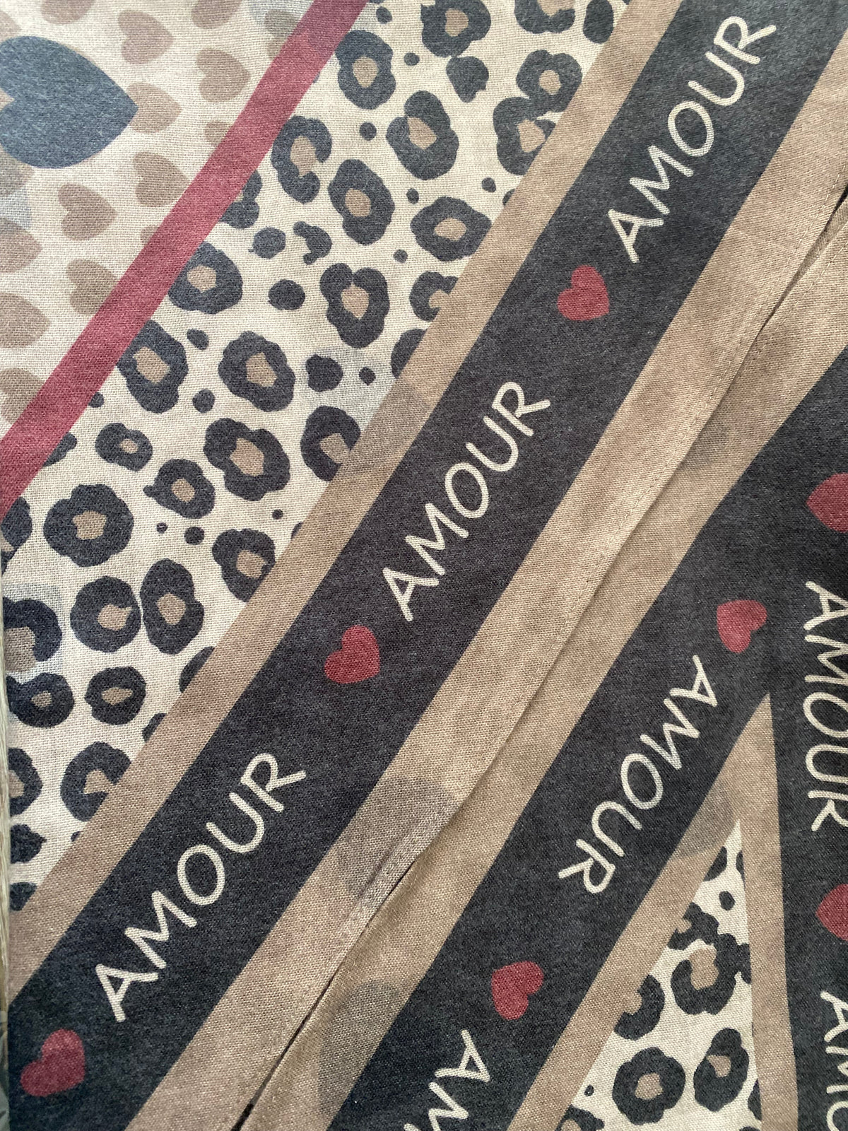 FOULARD TRIANGLE 5 AMOUR  TAUPE 100% VISCOSE
