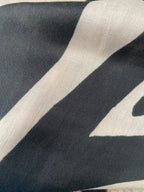 FOULARD 8 IMPRIME ZEBRE NOIR  100% VISCOSE