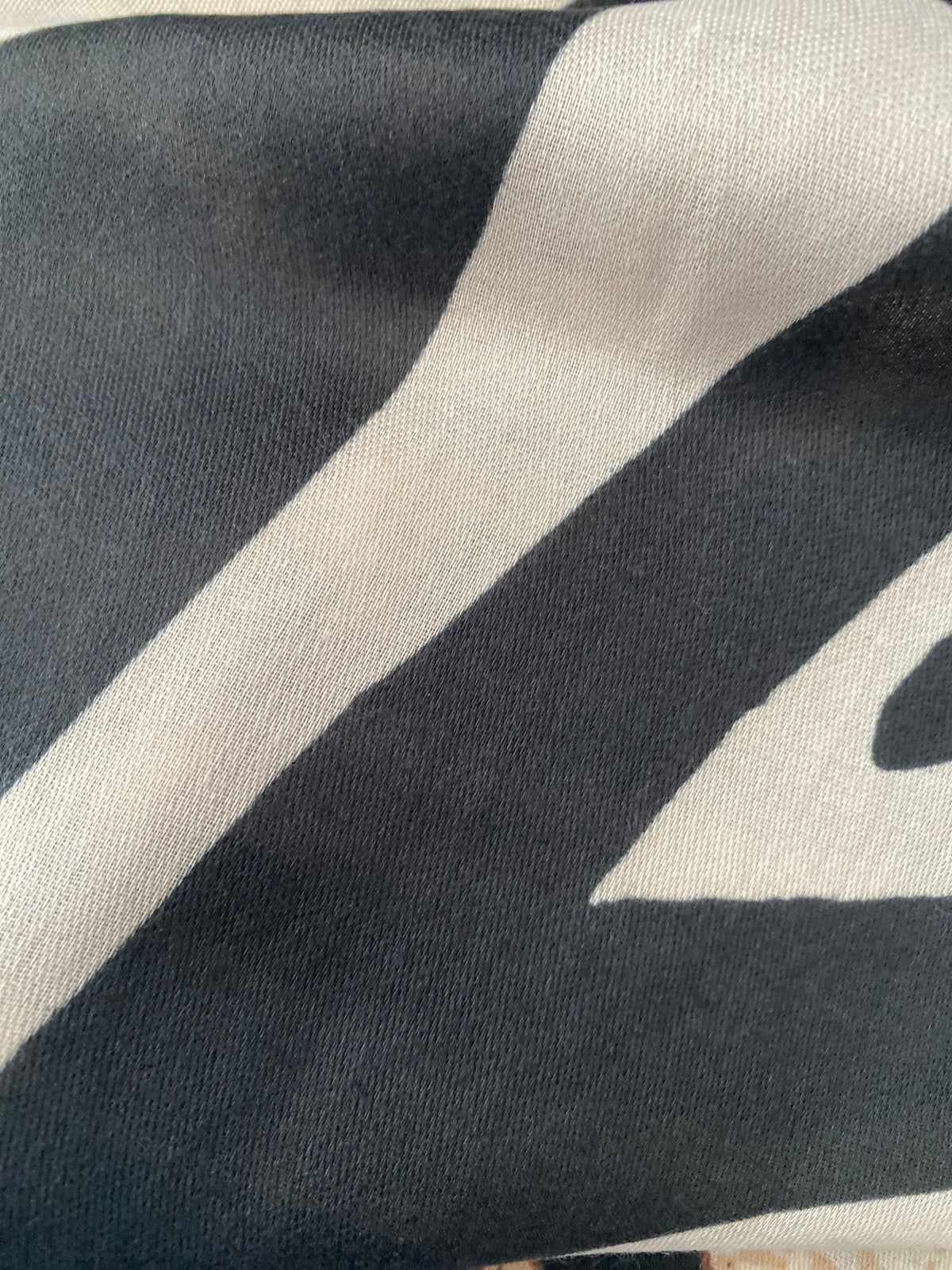 FOULARD 8 IMPRIME ZEBRE NOIR  100% VISCOSE