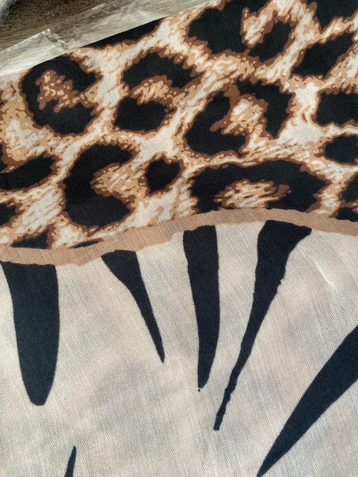 FOULARD 8 IMPRIME ZEBRE NOIR  100% VISCOSE