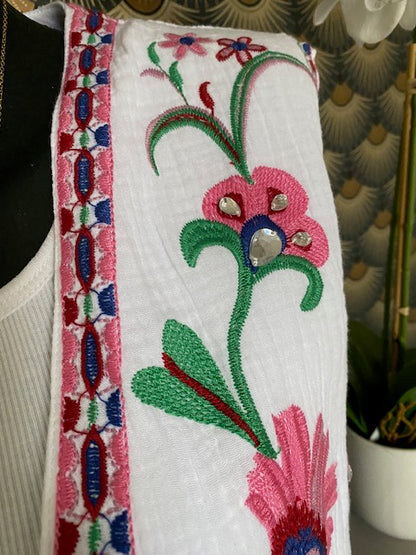 GILET BRODE  BLANC ET ROSE     36/42 PETIT 44