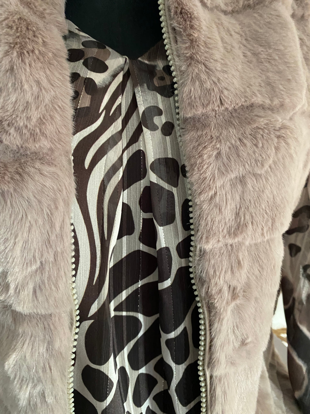 GILET FAUSSE FOURURE TAUPE  TU 36/42 PETIT 44