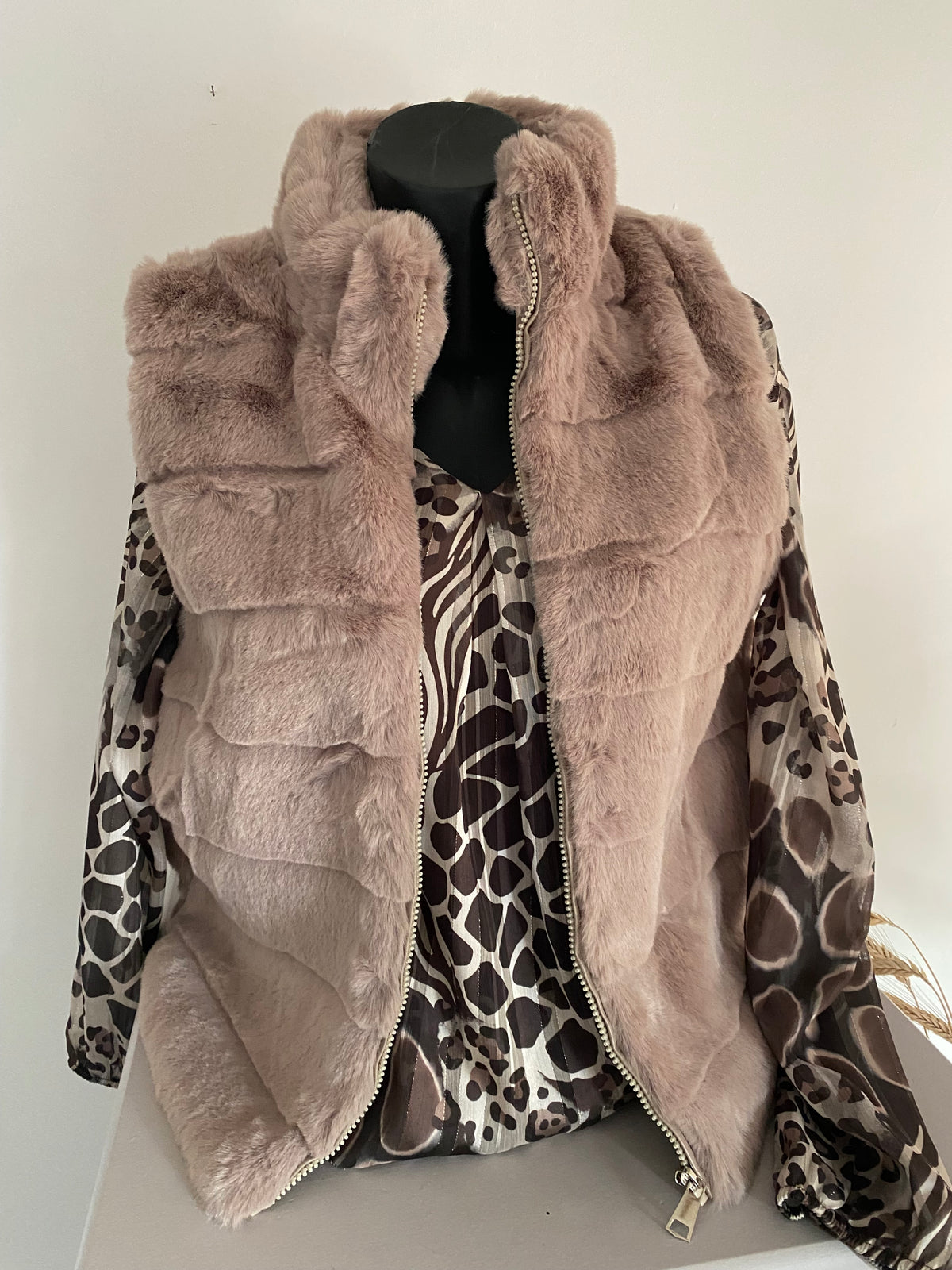 GILET FAUSSE FOURURE TAUPE  TU 36/42 PETIT 44
