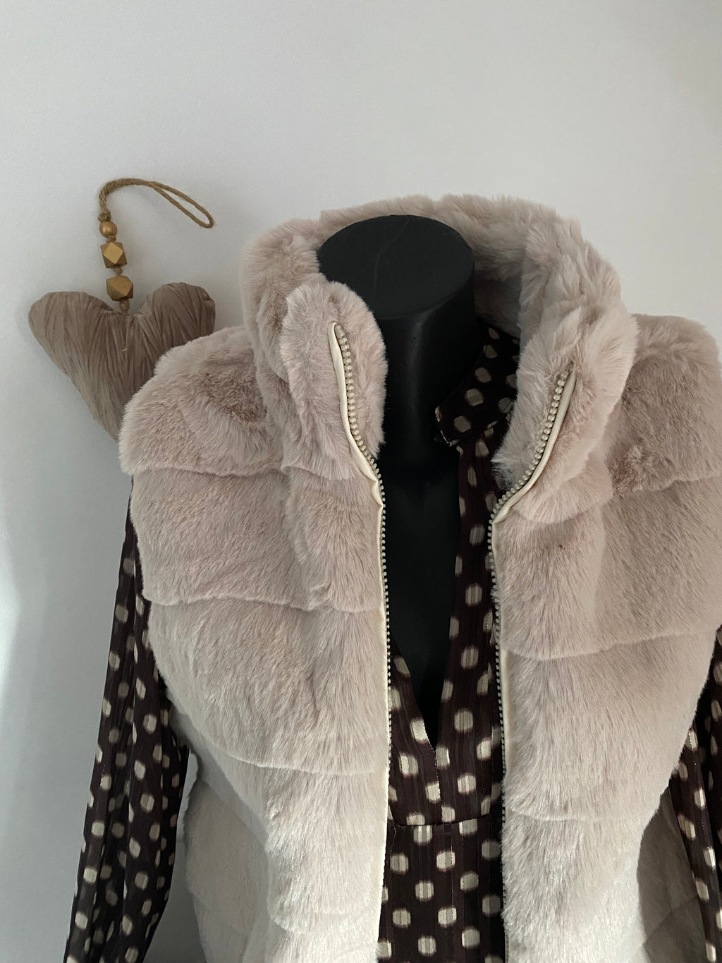 GILET FAUSSE FOURURE BEIGE    TU 36/42 PETIT 44