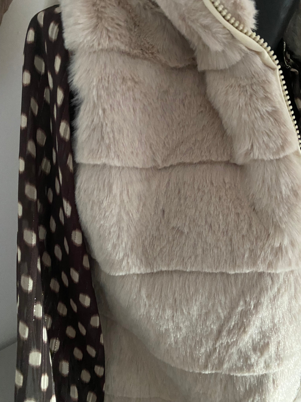 GILET FAUSSE FOURURE BEIGE    TU 36/42 PETIT 44