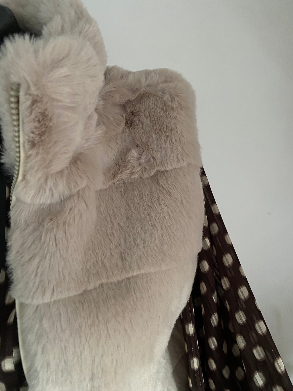 GILET FAUSSE FOURURE BEIGE    TU 36/42 PETIT 44