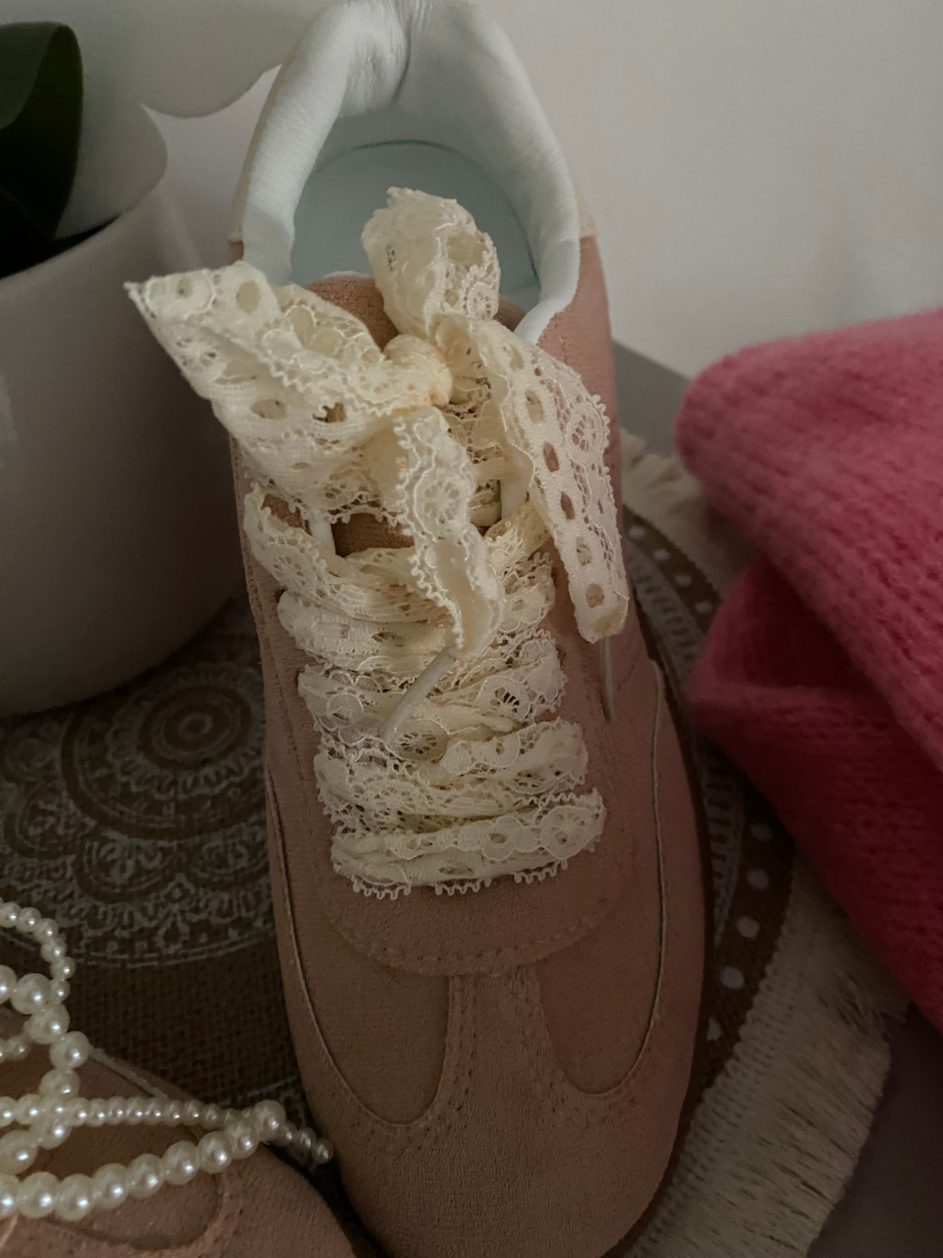 BASKETS A LACETS DENTELLE ET BIJOUX  ROSE PALE  36/37/38/39/40/41