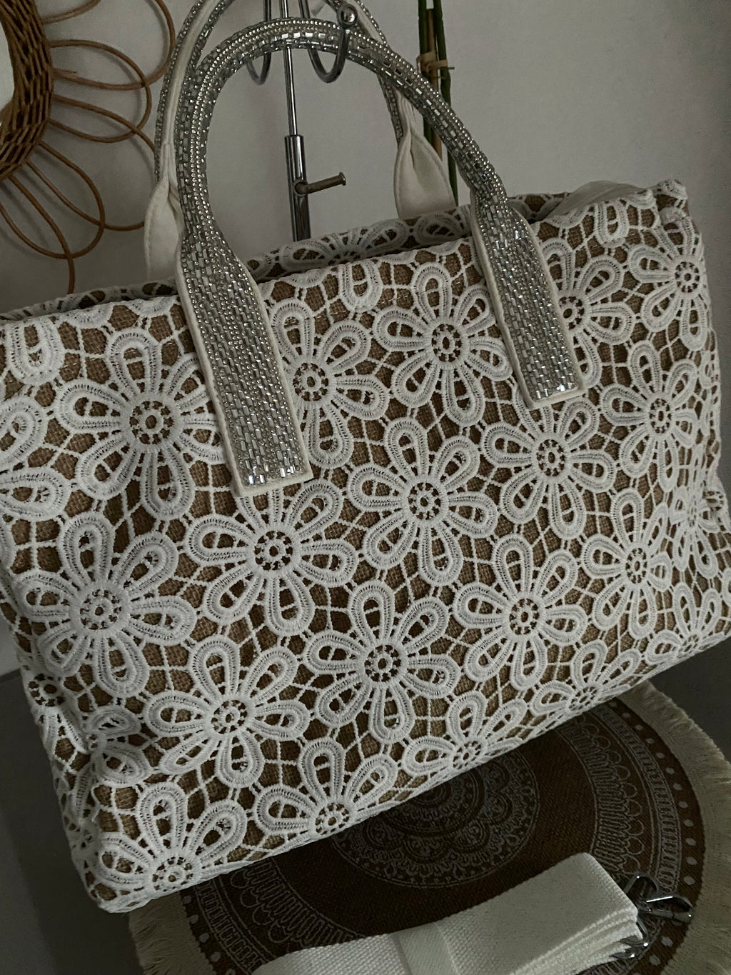 SAC CROCHET , CUIR  ET STRASS  BLANC