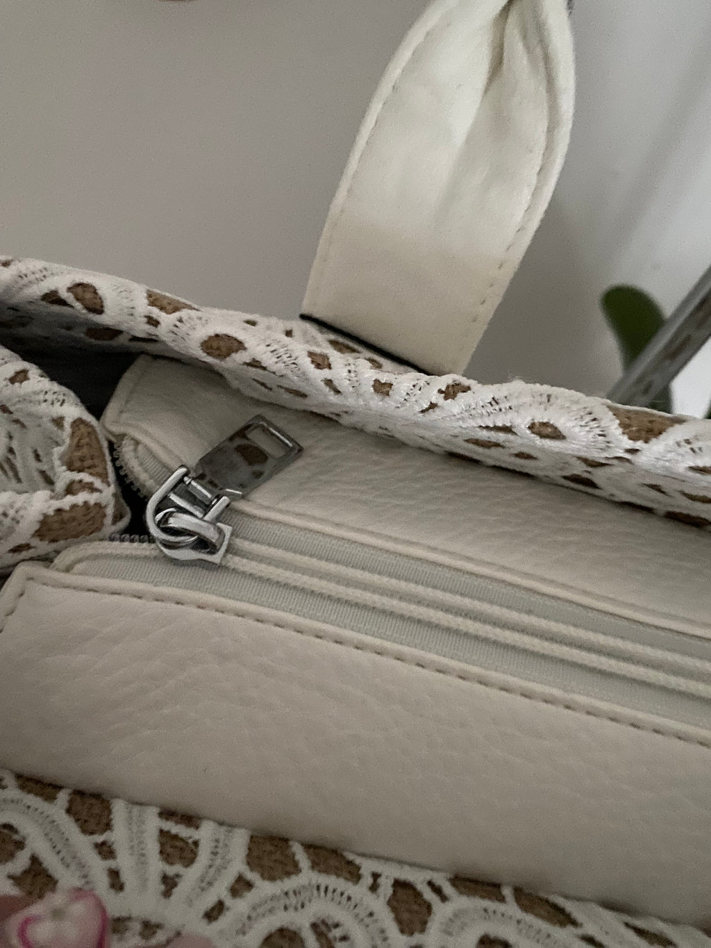 SAC CROCHET , CUIR  ET STRASS  BLANC