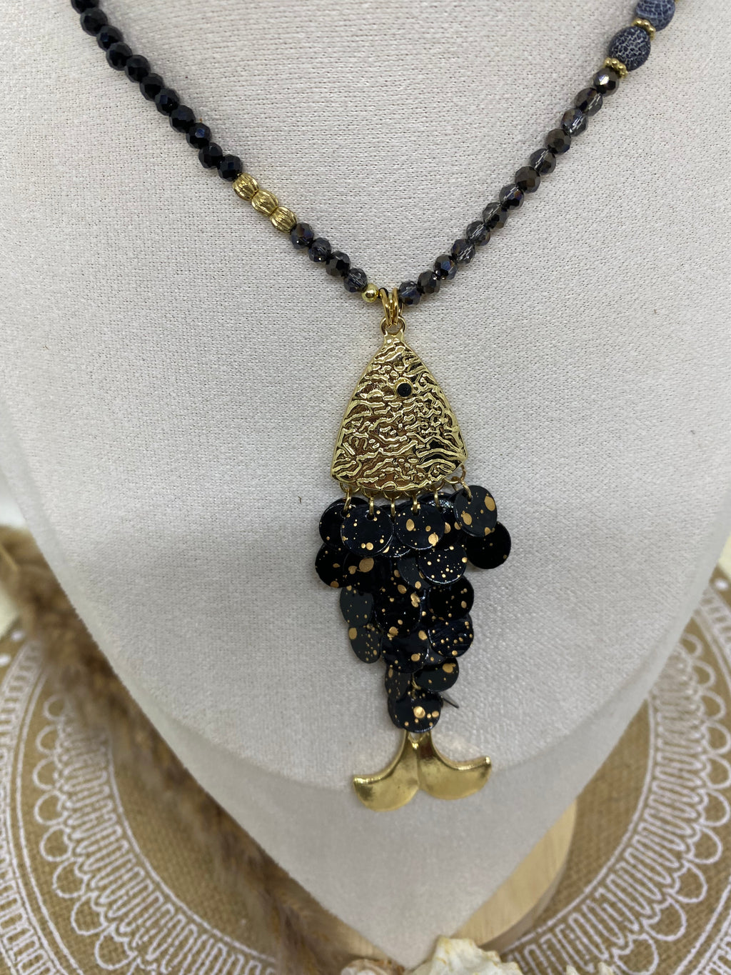 SAUTOIR POISSON NACRE ET PERLES DE ROCAILLE NOIR