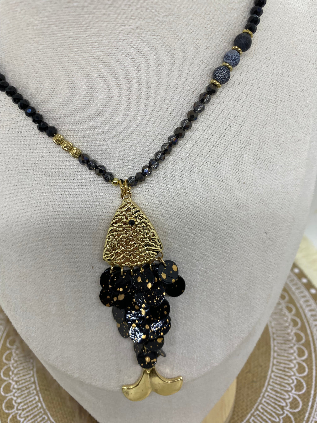SAUTOIR POISSON NACRE ET PERLES DE ROCAILLE NOIR