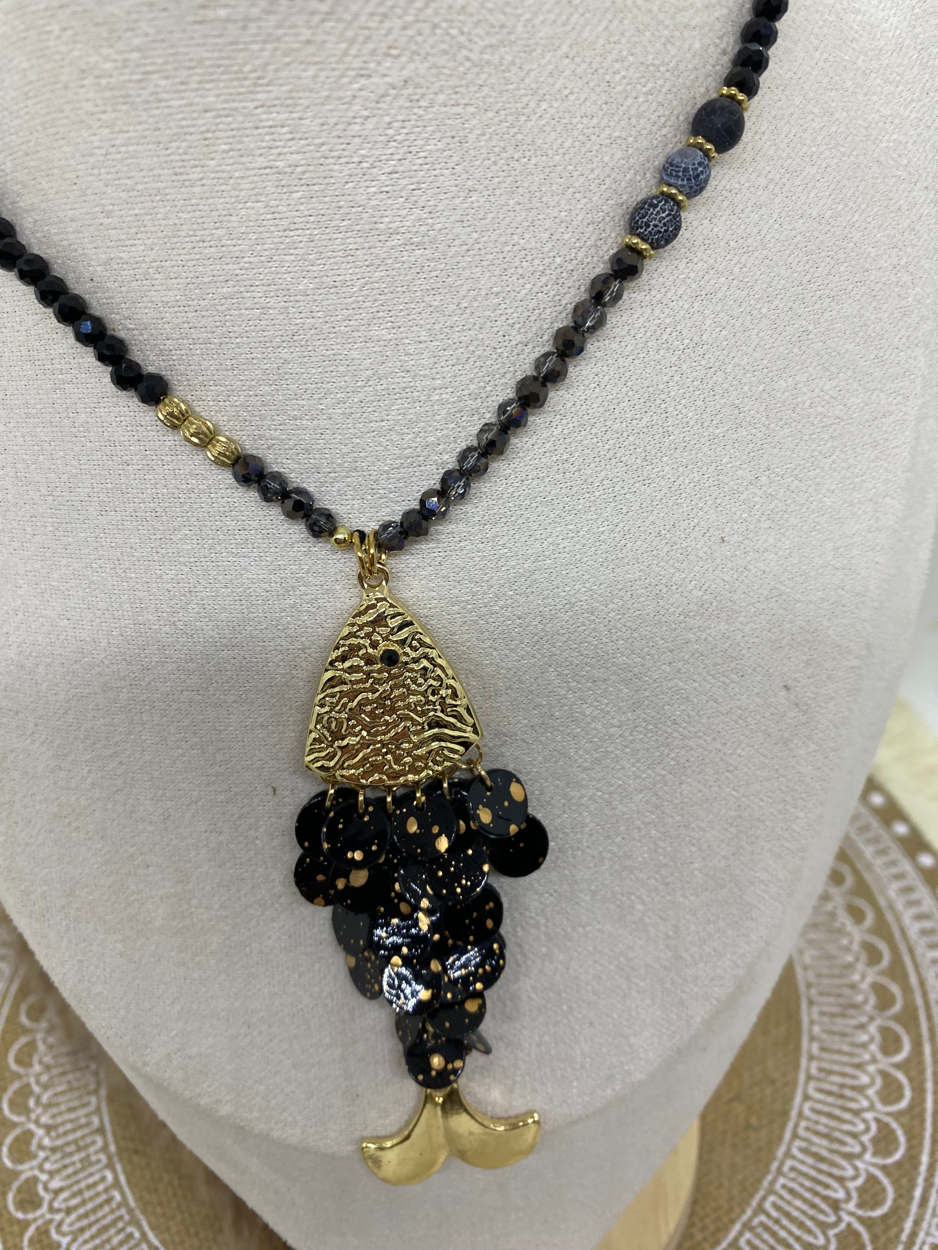 SAUTOIR POISSON NACRE ET PERLES DE ROCAILLE NOIR